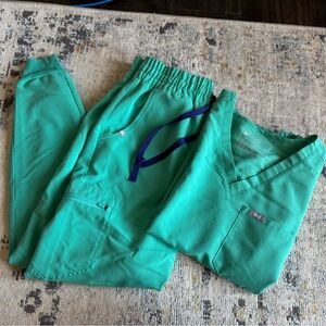 Zamora High Wasted Joggers and Catarina one pocket scrub top in surgical green